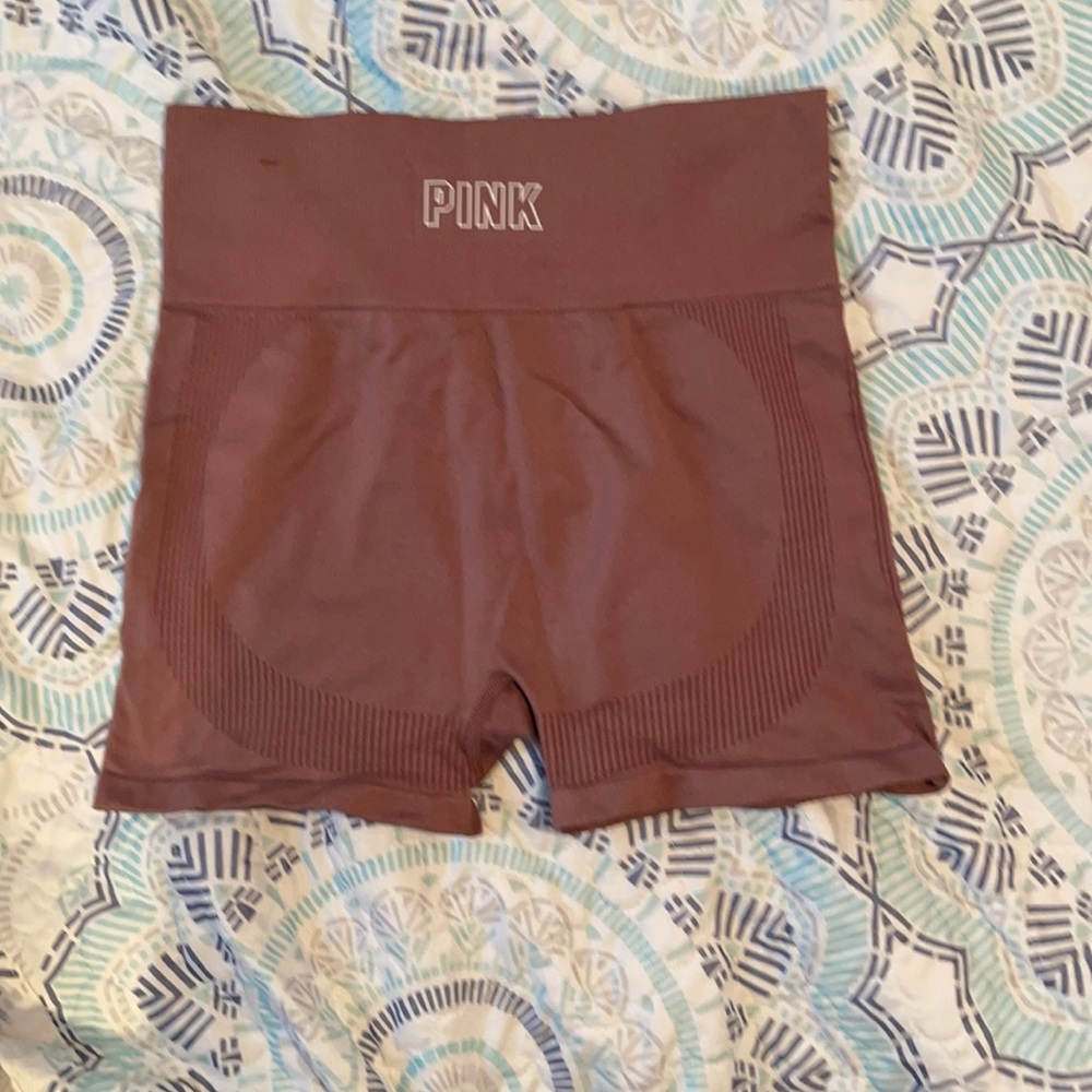 Seamless workout short
